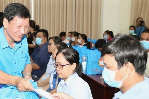 TPHCM tặng quà 1.500 công nhân, gia đình chính sách khó khăn