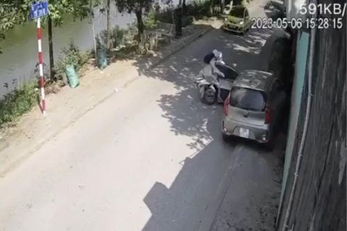 Mở cửa ô tô thiếu quan sát làm một phụ nữ tử vong