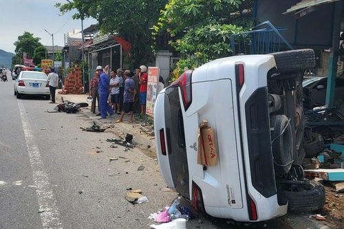 Va chạm giữa ô tô và xe đạp điện, 2 học sinh nhập viện cấp cứu