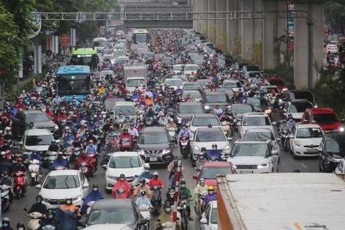 Mưa giông trắng trời, đường phố Hà Nội ùn tắc kéo dài