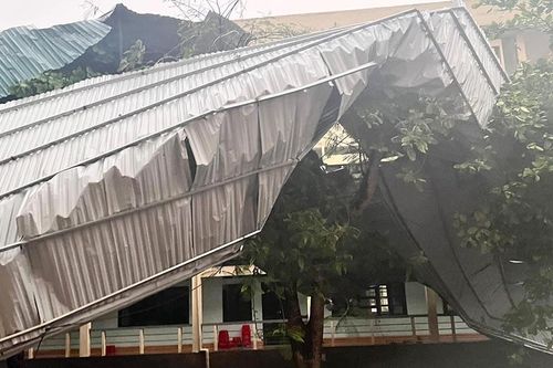 Sau nắng nóng kỷ lục, giông lốc tốc mái nhà, lưu ý thời tiết cực đoan