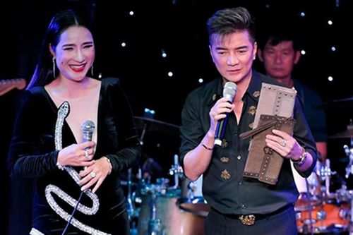Đàm Vĩnh Hưng đấu giá ví hiệu, Lý Hùng ủng hộ nghệ sĩ bệnh tật
