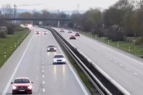 Xe BMW nhả khói nghi ngút trên cao tốc như công nông