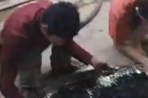 Tiểu thương bới tro tìm vàng sau vụ cháy chợ huyện Ea Súp