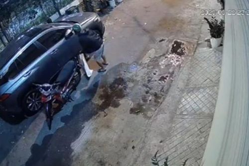 Trộm mang bao tải bẻ cặp gương xe Toyota trong nửa phút ở TP.HCM