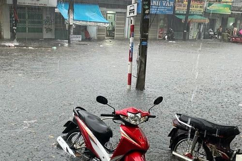 Mưa lớn ở Đồng Nai, đường ngập lút xe máy, hàng nghìn hộ dân mất điện