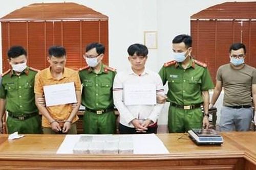 Tạm giữ 2 đối tượng mua bán trái phép 16 bánh heroin