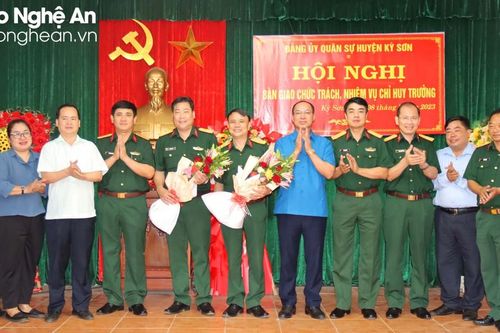 Bàn giao chức danh Chỉ huy trưởng Ban chỉ huy Quân sự huyện Kỳ Sơn