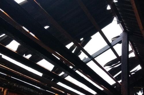 Mưa lớn, giống lốc làm tốc mái nhà dân, đổ cột điện ở Nghệ An