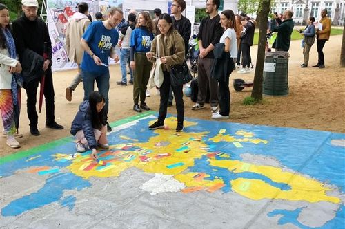 Sôi động nhịp điệu Lễ hội 'Hoa diên vỹ' ở thủ đô Brussels