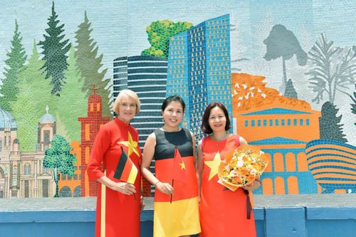 Ấn tượng tranh gốm về 'Tình hữu nghị Việt -Đức' tại Công viên Nước Hồ Tây