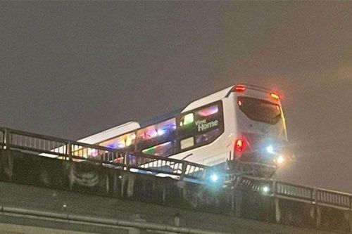 Vụ xe khách suýt văng khỏi đường trên cao: Xác định nguyên nhân tai nạn
