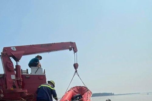 Tìm thấy thi thể nam thanh niên nhảy cầu Bến Thủy