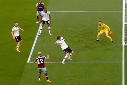 Lindelof dùng tay cản bóng, MU thoát penalty khó tin trước West Ham
