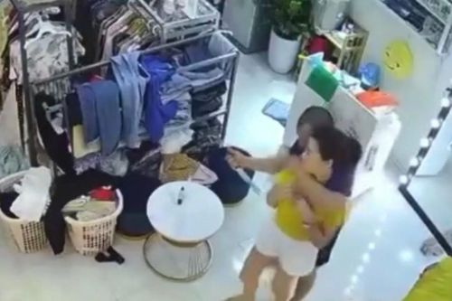 Người đàn ông dùng dao khống chế, giở trò đồi bại với cô gái bán quần áo