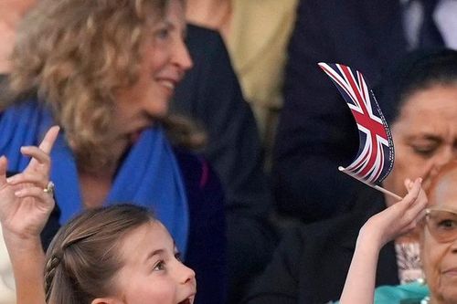 2 con nhà William và Kate chiếm trọn cảm tình người hâm mộ trong tiệc mừng Vua Charles lên ngôi