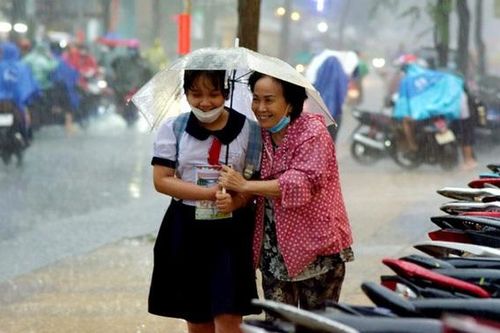 Cơn mưa ngắn giải nhiệt kịp thời cho TPHCM sau những ngày nóng 'cực điểm'