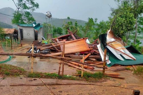 Mưa lớn, dông lốc làm tốc mái nhà dân ở Nghệ An