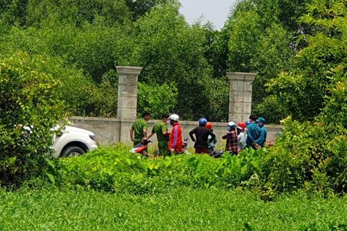 Phát hiện thi thể đang phân hủy trong bụi cây