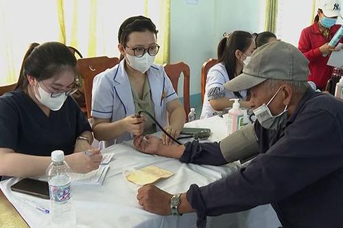 Bộ đội, công an giúp dân Thanh Sơn làm đường, khám bệnh...