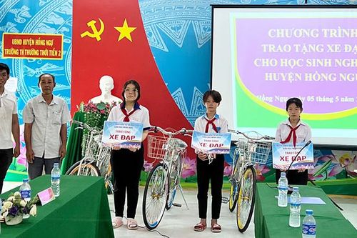 Trao tặng 20 xe đạp và hàng ngàn quyển tập cho học sinh vượt khó học giỏi