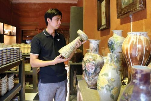 Nghệ nhân trẻ và triết lý gốm Bụt