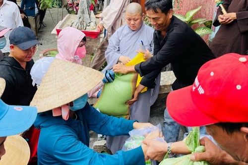 Chùa Phú Quang tổ chức trao 400 phần quà cho bà con nghèo