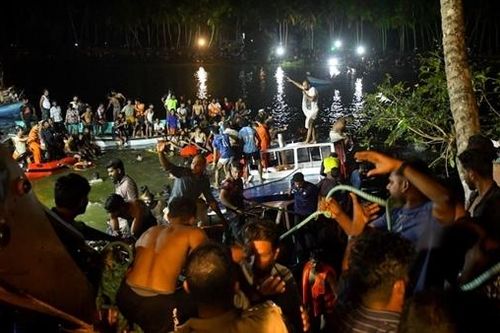 Lật thuyền du lịch ngoài khơi Ấn Độ, nhiều trẻ em thiệt mạng