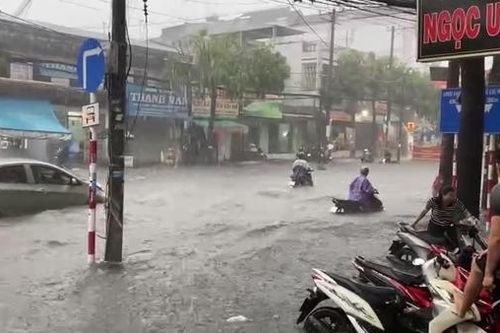 Mưa giông gây ngập nặng và khiến hơn 7.600 hộ dân Biên Hòa mất điện