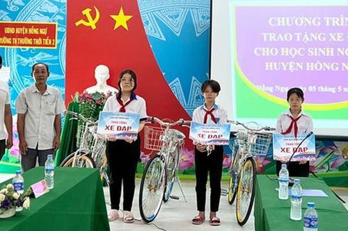 Đồng Tháp: Trao 20 xe đạp và hơn 1.000 quyển vở tặng học sinh vượt khó học giỏi