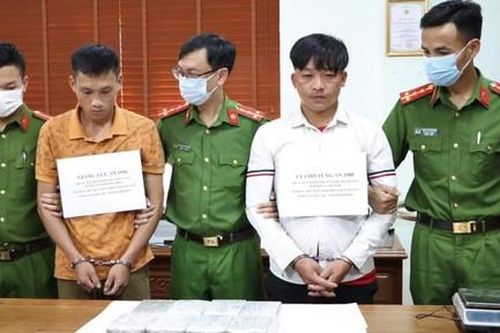 Mang 16 bánh heroin đi bán kiếm lời, cặp đôi bị bắt giữ