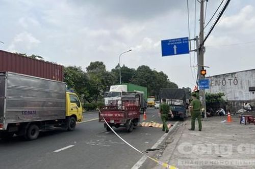 Người đàn ông vừa chui từ gầm xe tải ra, bị xe ba gác tông tử vong