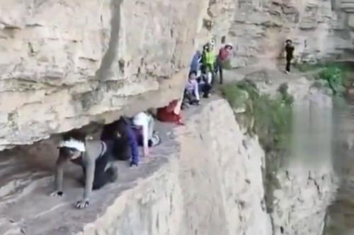 Rùng mình chứng kiến cảnh khách du lịch bò trên vách đá cheo leo