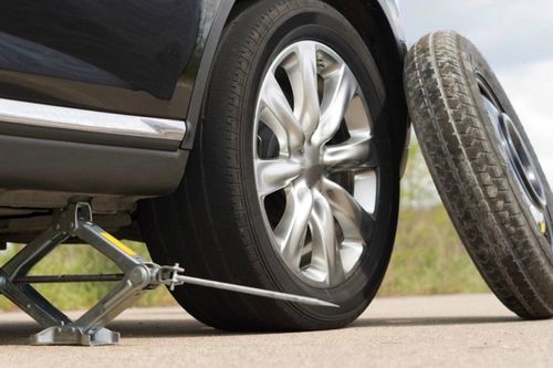 Ô tô gặp sự cố, thay lốp dự phòng như thế nào?