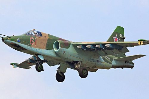 Tiêm kích Su-25 của Nga phá hủy xe bọc thép ở Ukraine