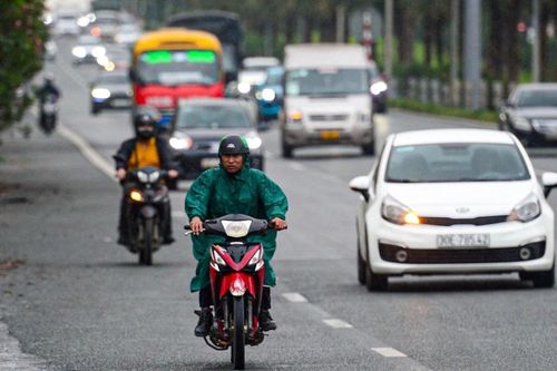 Liều mình đi vào làn cao tốc đại lộ Thăng Long, hàng loạt tài xế bị xử phạt