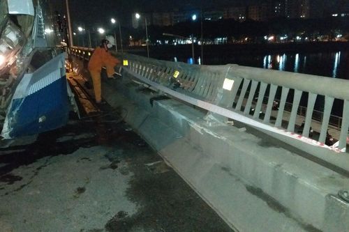 Khắc phục xong hư hỏng đường Vành đai 3 trên cao do xe khách gặp sự cố
