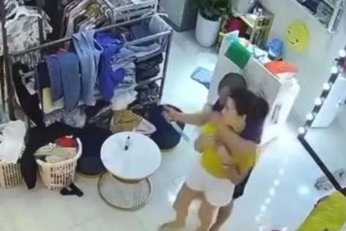 Điều tra vụ cô gái bán quần áo bị đe dọa, cưỡng hiếp