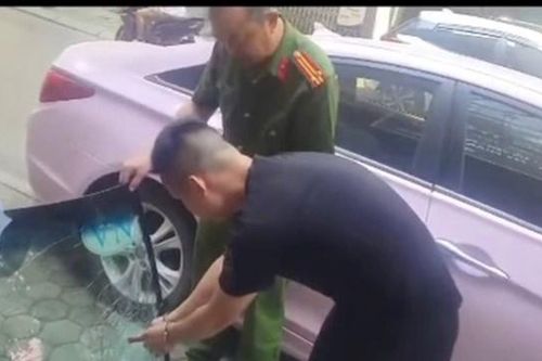 Nợ tiền đánh bạc, 2 thanh niên đập kính ô tô để trộm cắp tài sản