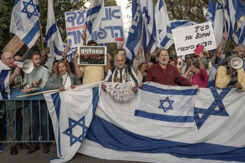 Vì sao đám đông vây quanh nhà quan chức Israel đã nghỉ hưu 17 năm