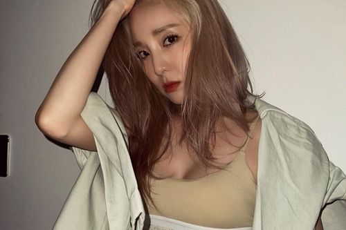 Hình ảnh thu hút của Dara (2NE1) khi diện bra top