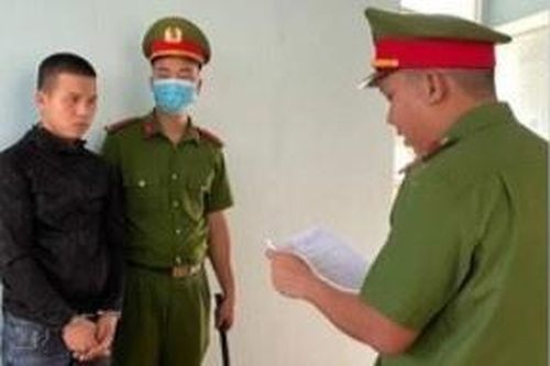 Hai thanh niên ép người vay viết giấy nợ