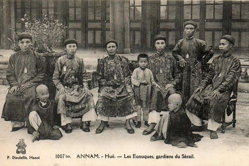 Hoạn quan và chuyện hạn chế quyền lực của nhà Nguyễn