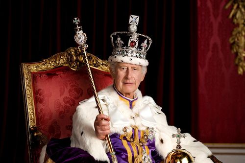 Ảnh chân dung chính thức đầu tiên của Vua Charles III sau đăng quang