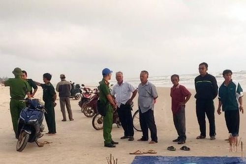 Thi thể ngư dân trôi dạt vào bờ biển Quảng Trị