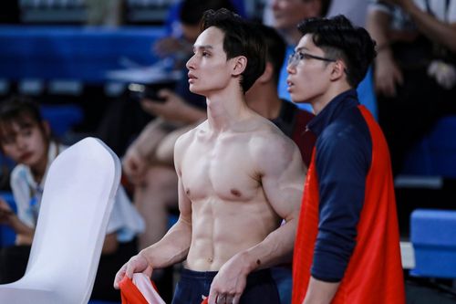 Thân hình 6 múi của 'nam thần' thể dục dụng cụ Việt Nam