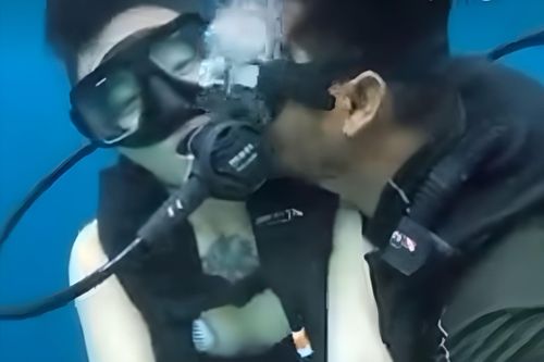 Thợ lặn bị buộc tội hôn lén du khách Trung Quốc
