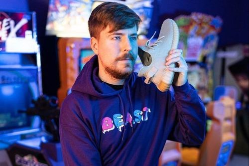 YouTuber mua cả khu phố cho nhân viên đến ở