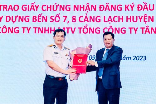 Hải Phòng trao chứng nhận đầu tư 2 bến cảng biển có tổng vốn 12.800 tỷ đồng