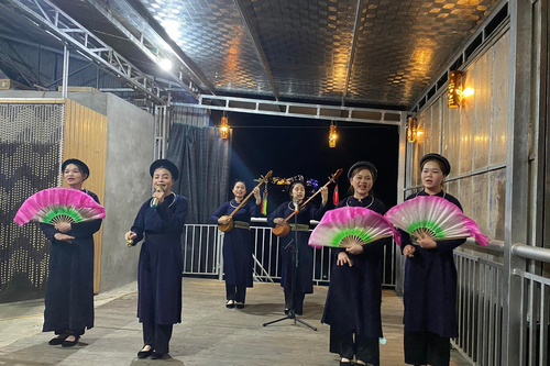 Phụ nữ làm du lịch ở hồ Ba Bể